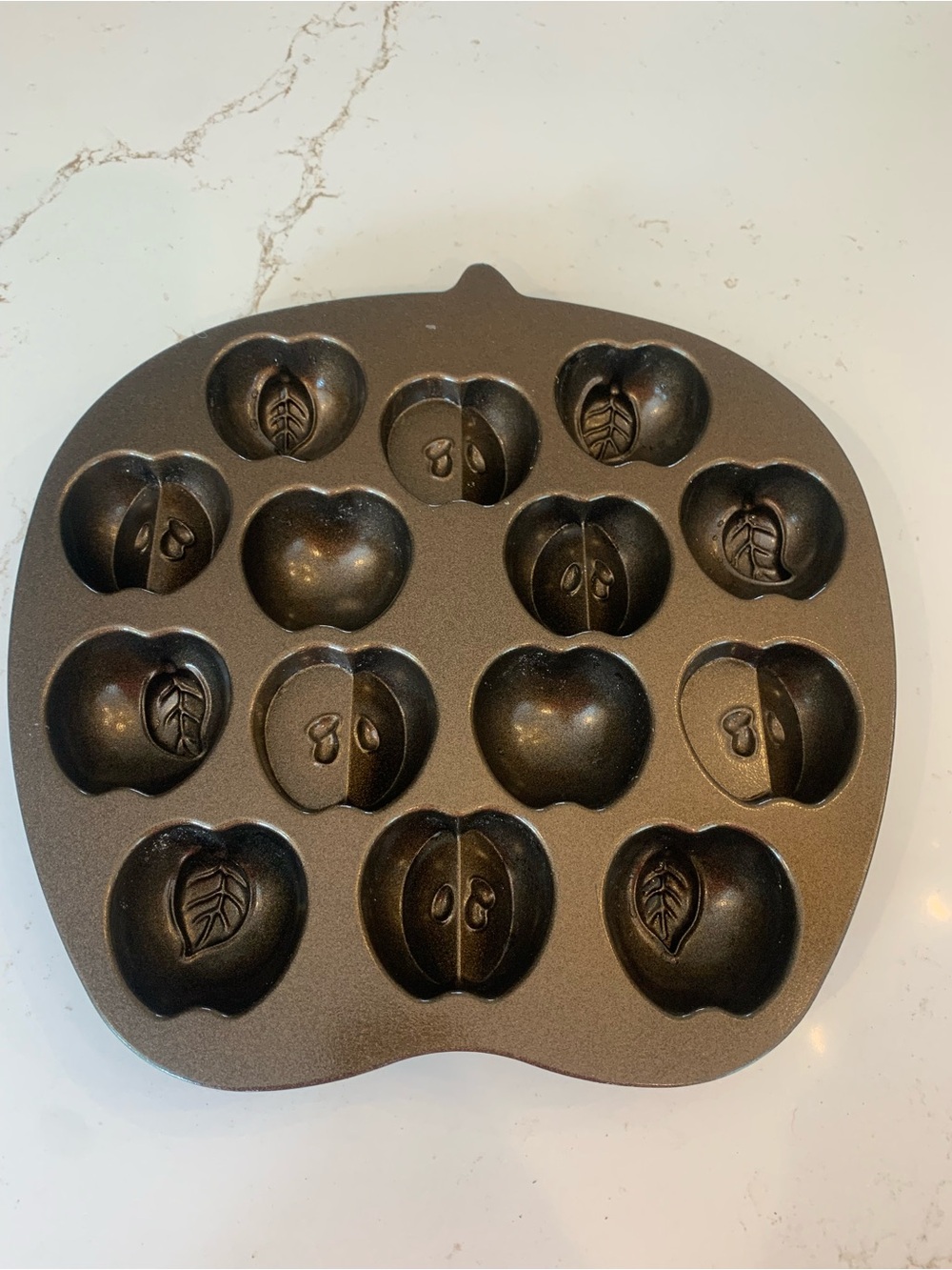 Nordic Ware Apple Cakelet Pan Molded USA Bronzed Harvest Cupcakes.